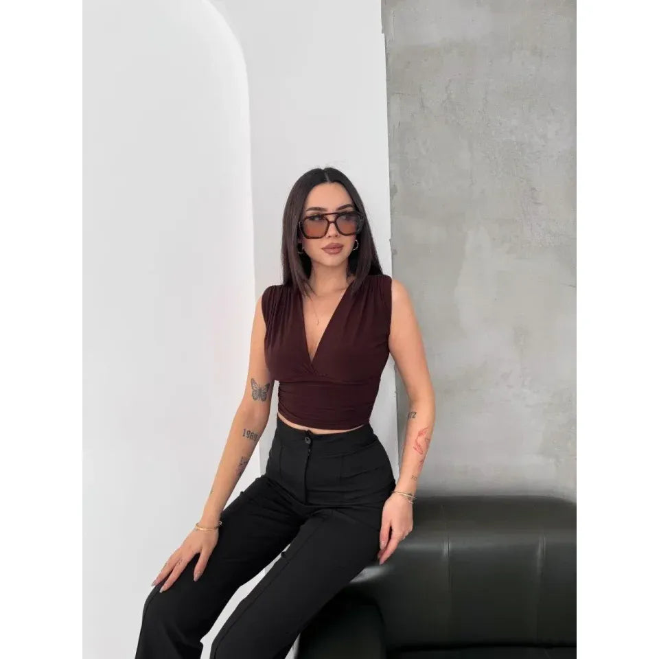 Vatkalı Kolsuz V Yaka Drapeli Crop Bluz Likralı Fit - Kahverengi