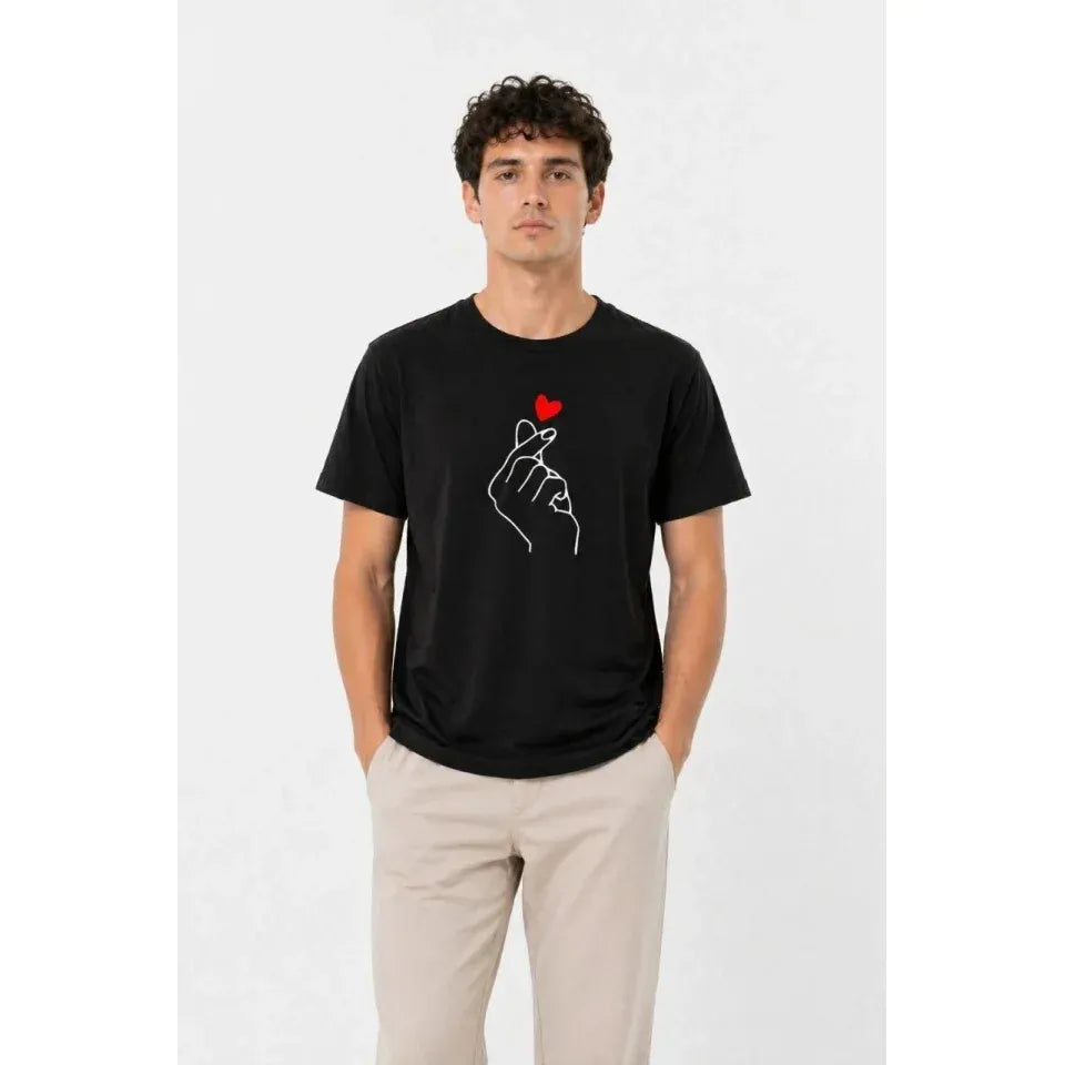 Erkek Kore Parmak Kalp Aşk Temalı Minimal Baskılı Tişört Yazlık Kısa Kol T-Shirt - Siyah