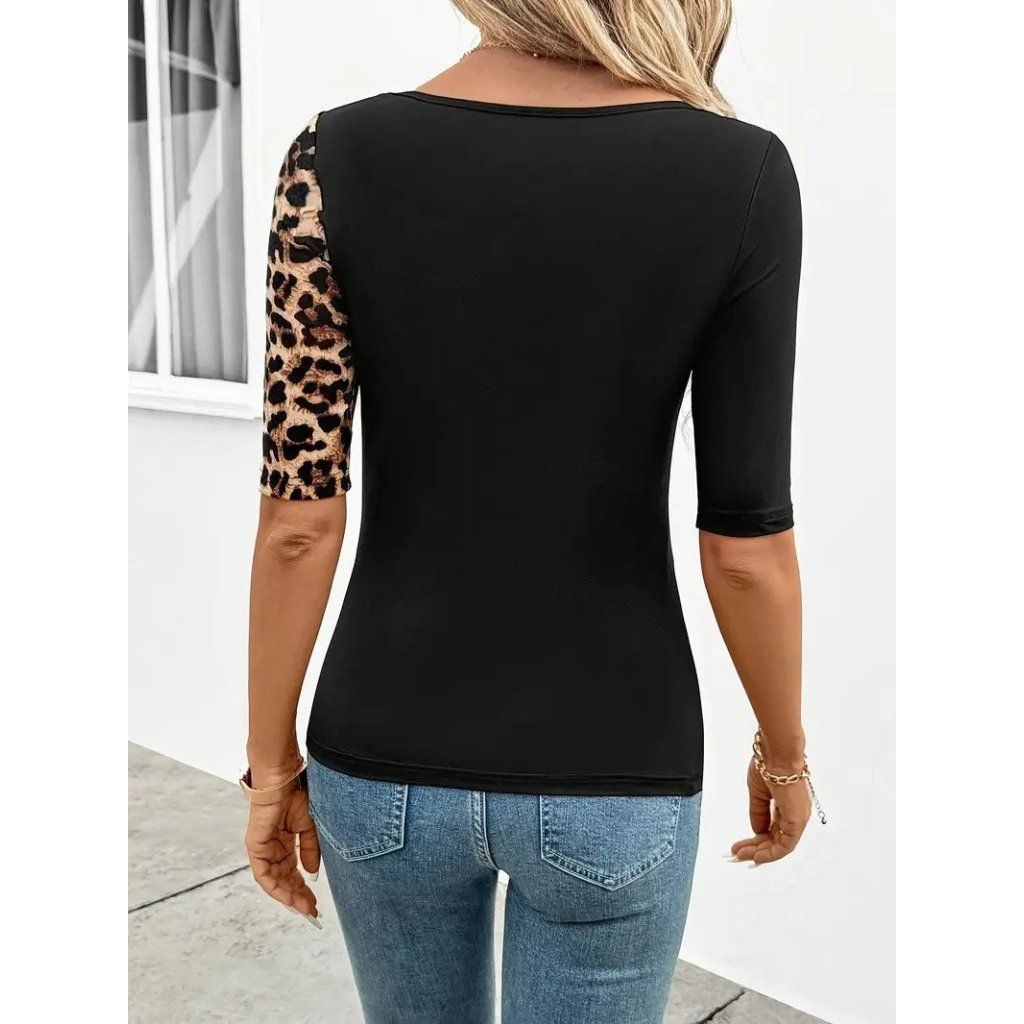 Kadın Kısa Kollu Asimetrik Kesim V Detaylı Leopar Desenli Viskon Bluz